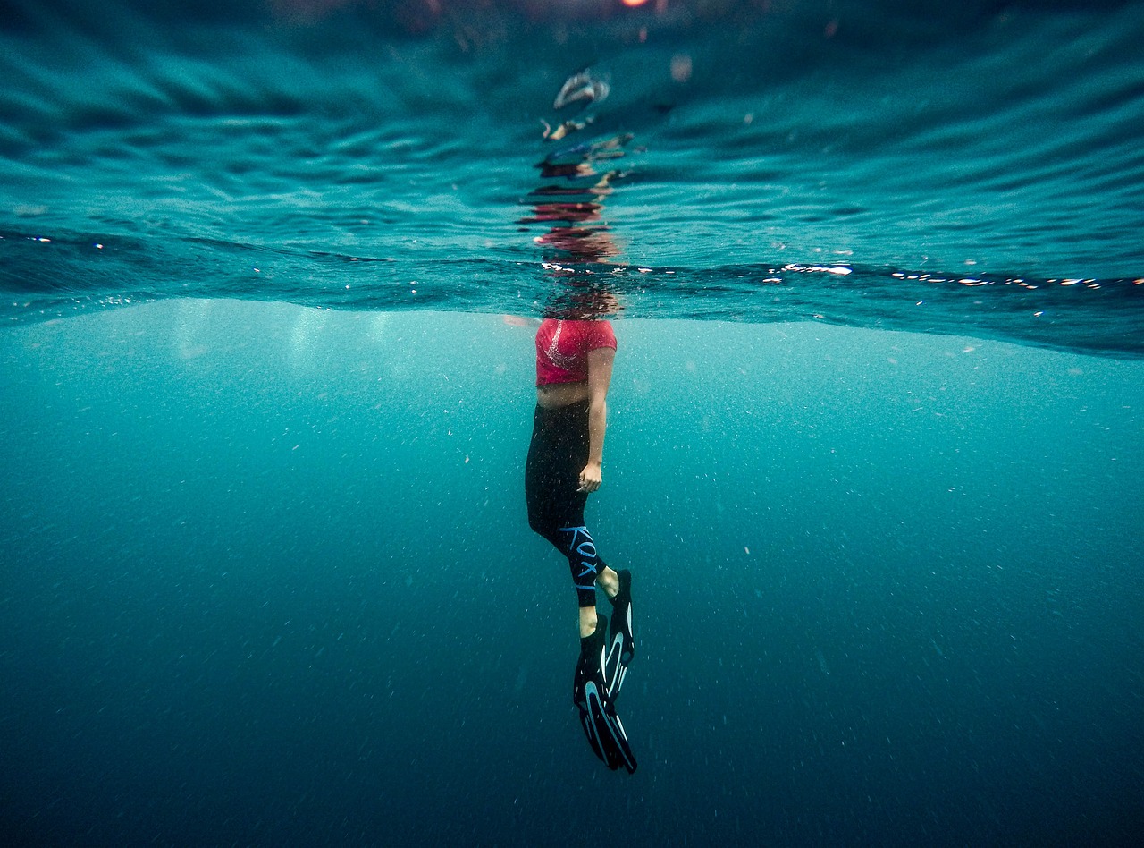 Persona sumergida en el agua hasta el cuello